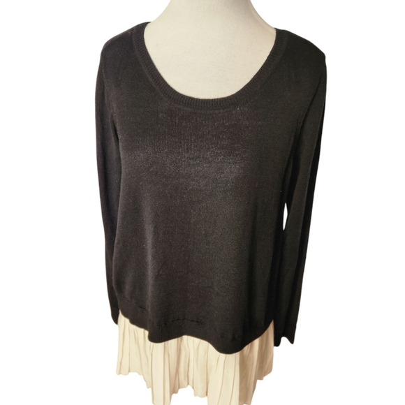 Black Sweater over WHITE Pleats Top  Size Medium - Picture 2 of 7